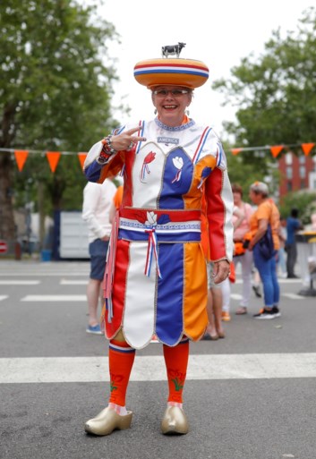 Oranje-legioen neergestreken in Rennes voor 1/8e finale op WK Vrouwenvoetbal: gekke outfits, polonaises en veel vertrouwen