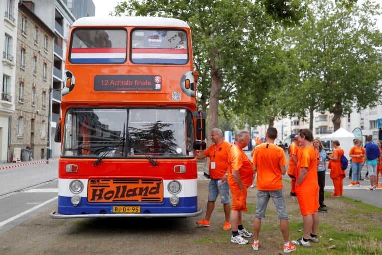 Oranje-legioen neergestreken in Rennes voor 1/8e finale op WK Vrouwenvoetbal: gekke outfits, polonaises en veel vertrouwen