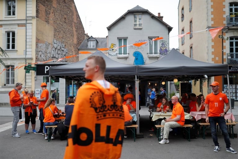 Oranje-legioen neergestreken in Rennes voor 1/8e finale op WK Vrouwenvoetbal: gekke outfits, polonaises en veel vertrouwen