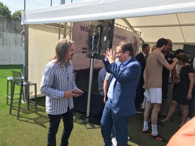 Tijdens de voorstelling van Vincent Kompany werd plots de show gestolen door… de échte Jean-Pierre Van Overschelde