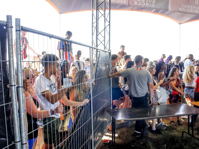 Terrein Vestiville wordt opgeruimd, festivalgangers druipen af: “Nooit nog een tweede editie in Lommel”