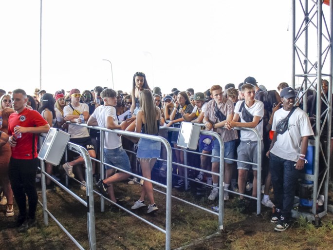 Terrein Vestiville wordt opgeruimd, festivalgangers druipen af: “Nooit nog een tweede editie in Lommel”
