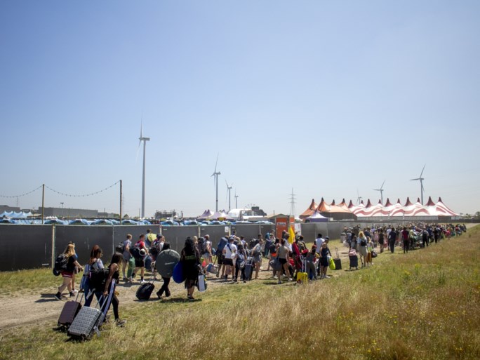 Terrein Vestiville wordt opgeruimd, festivalgangers druipen af: “Nooit nog een tweede editie in Lommel”