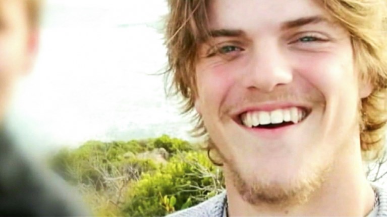 Deelnemer Australische ‘Blind getrouwd’ verloot trouwring onder mensen die helpen bij zoektocht naar vermiste Théo Hayez