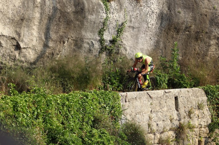 Frederik Van Lierde bezwijkt onder de loden hitte en grijpt naast recordzege in Ironman van Nice: “Honderd keer aan opgeven gedacht”