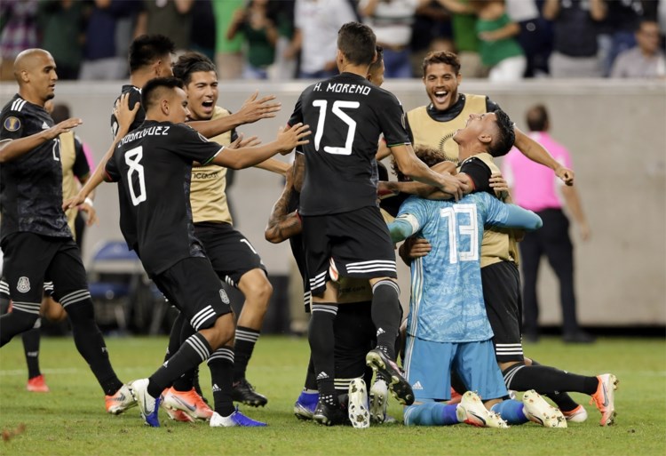 Mexico dankzij Guillermo Ochoa naar halve finales Gold Cup, Haïti schakelt Canada uit ondanks scorende Jonathan David
