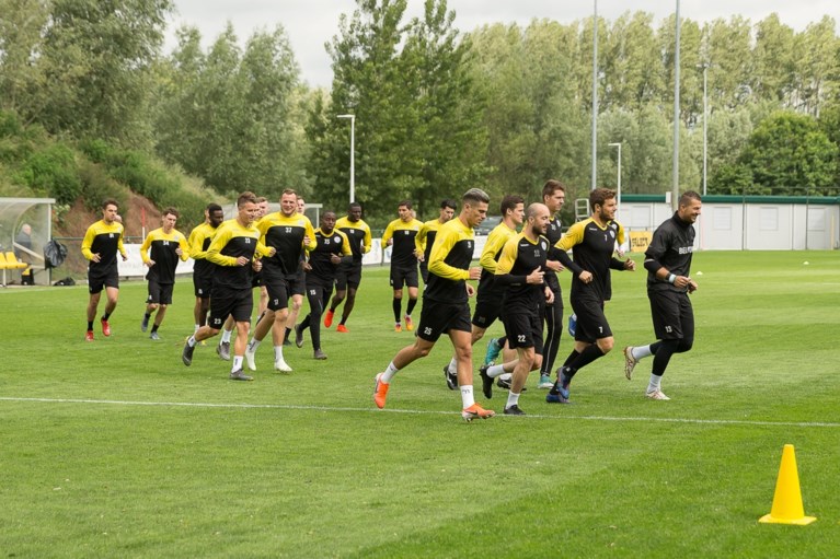 Ze weten nog niet waar ze zullen spelen maar Lokeren hervat nu al de trainingen, met Lorenzo Staelens als assistent