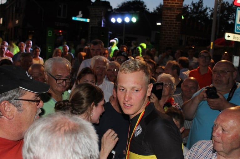 “Timpie is van ons olé olé!” Belgisch kampioen Merlier krijgt warme ontvangst aan café van zijn moeder