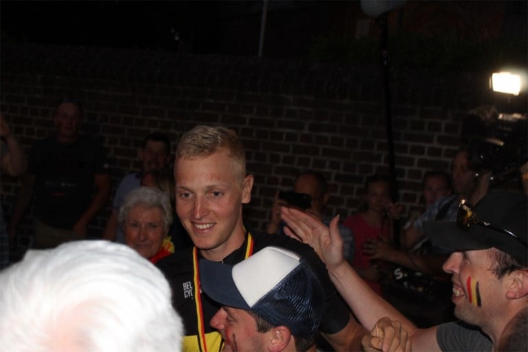 “Timpie is van ons olé olé!” Belgisch kampioen Merlier krijgt warme ontvangst aan café van zijn moeder