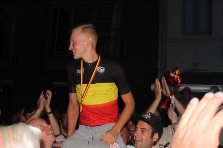 “Timpie is van ons olé olé!” Belgisch kampioen Merlier krijgt warme ontvangst aan café van zijn moeder