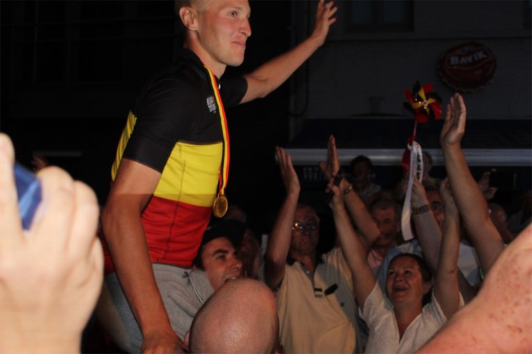 “Timpie is van ons olé olé!” Belgisch kampioen Merlier krijgt warme ontvangst aan café van zijn moeder