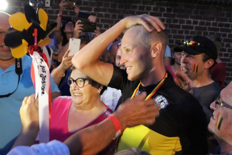 “Timpie is van ons olé olé!” Belgisch kampioen Merlier krijgt warme ontvangst aan café van zijn moeder