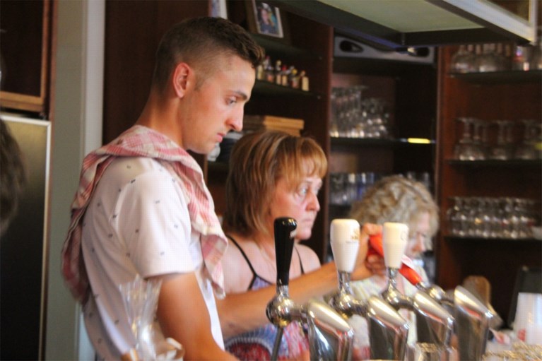 “Timpie is van ons olé olé!” Belgisch kampioen Merlier krijgt warme ontvangst aan café van zijn moeder