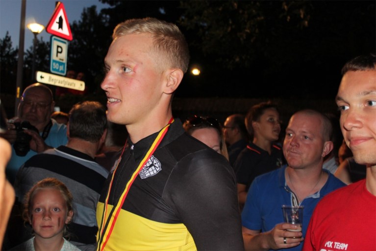“Timpie is van ons olé olé!” Belgisch kampioen Merlier krijgt warme ontvangst aan café van zijn moeder