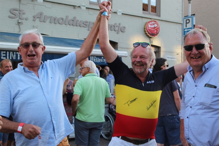 “Timpie is van ons olé olé!” Belgisch kampioen Merlier krijgt warme ontvangst aan café van zijn moeder