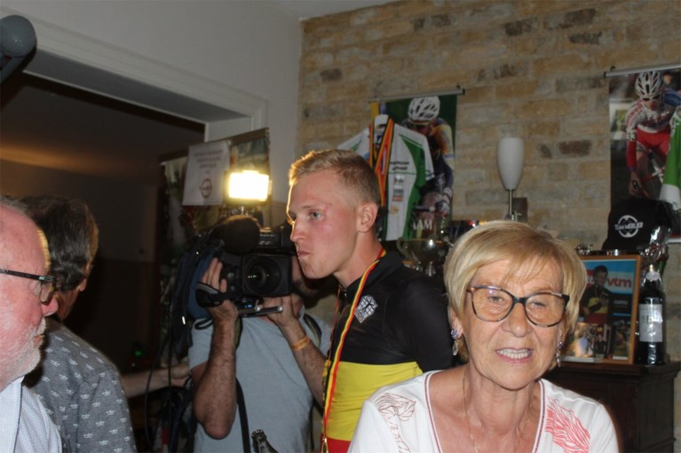 “Timpie is van ons olé olé!” Belgisch kampioen Merlier krijgt warme ontvangst aan café van zijn moeder