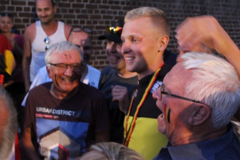 “Timpie is van ons olé olé!” Belgisch kampioen Merlier krijgt warme ontvangst aan café van zijn moeder