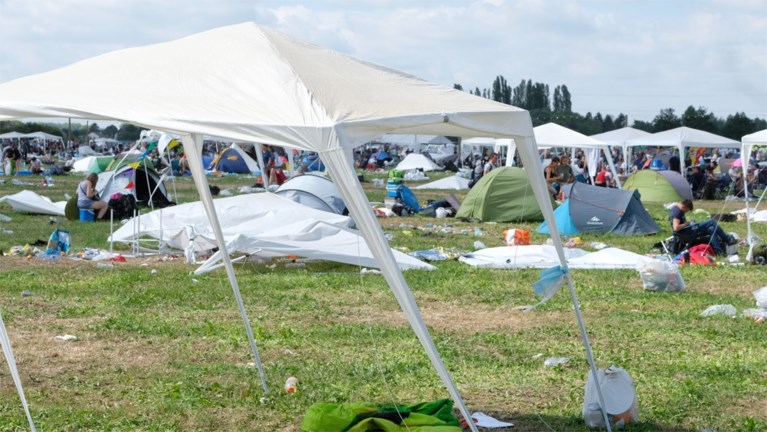 Festivalgangers blazen aftocht op Rock Werchter: “Te warm voor seks, dus we hebben wat extra gedronken”