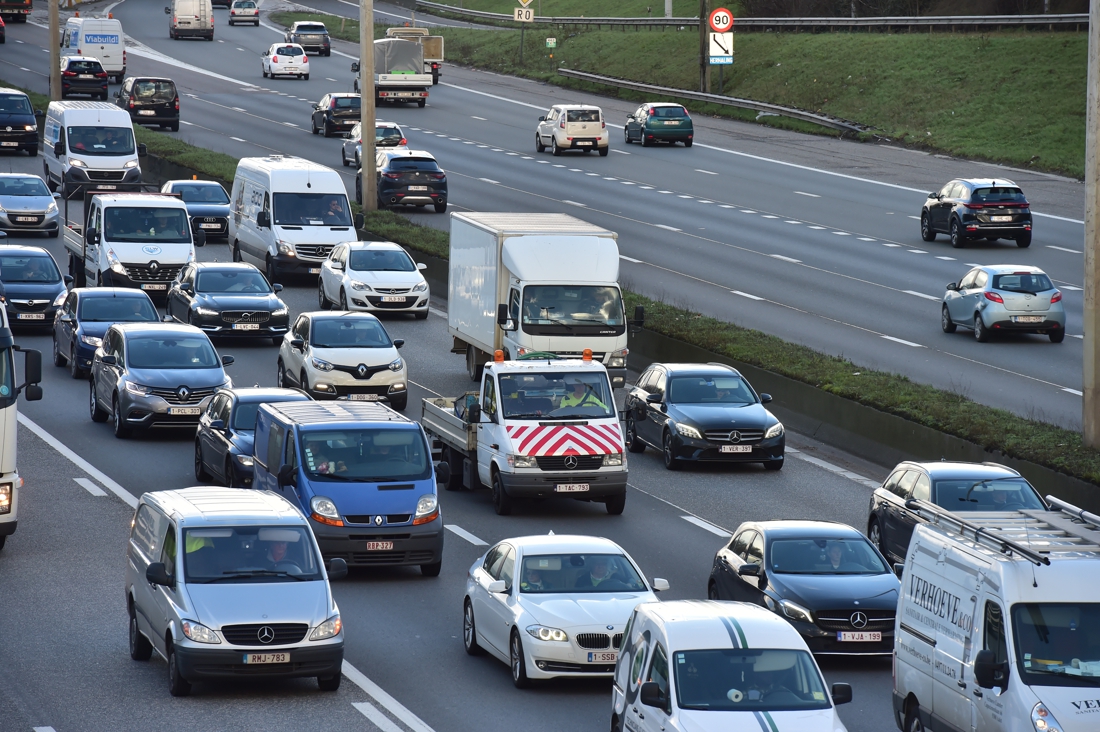 Verkeer Op Brusselse Ring Muurvast Na Ongeval Met Motorrijde ...