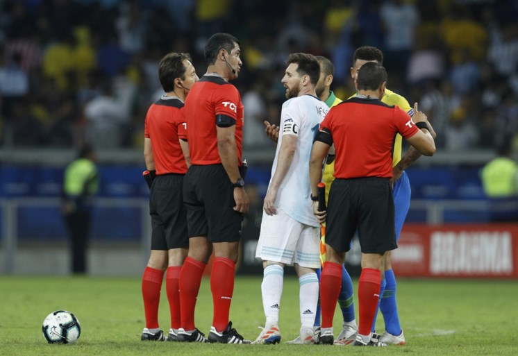 Lionel Messi reageert furieus na uitschakeling op Copa America: “Alle bullshit-beslissingen waren in hun voordeel”