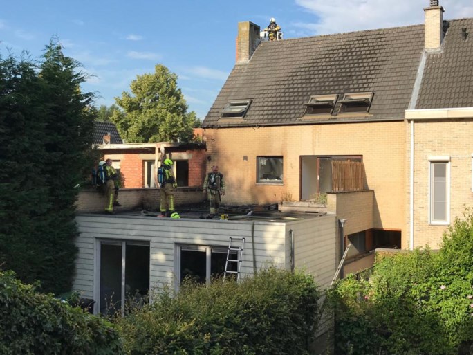 Slecht gedoofde sigaret zet terras in Brasschaat in lichterlaaie