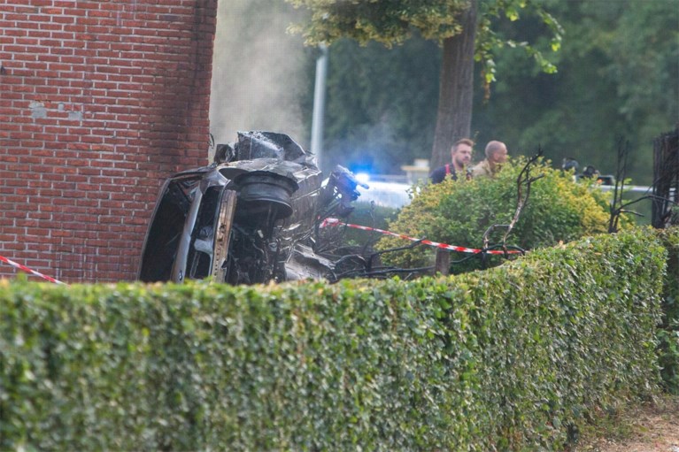 Vijf doden nadat auto zich in café boort in Kortessem: beloftevolle speler (19) van STVV en ex KRC Genk-speler komt om