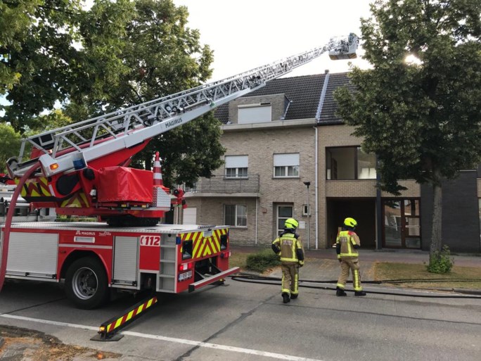 Slecht gedoofde sigaret zet terras in Brasschaat in lichterlaaie