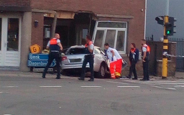 Vijf doden nadat auto zich in café boort in Kortessem: beloftevolle speler (19) van STVV en ex KRC Genk-speler komt om