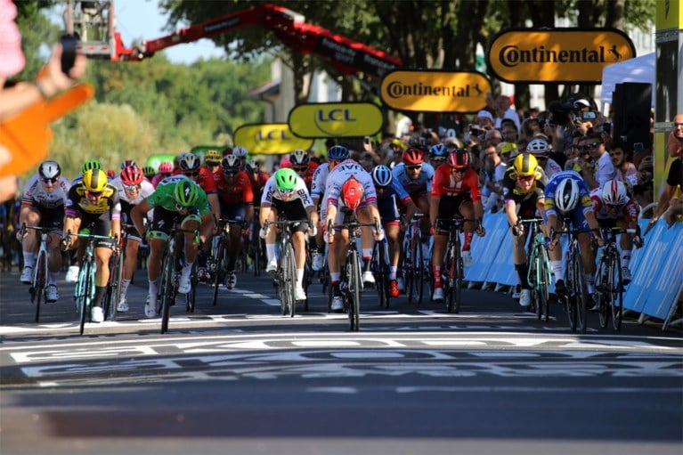 Spurtfavoriet stelt (opnieuw) teleur ondanks knap werk van Wout van Aert, Jasper Philipsen in de clinch met Sagan