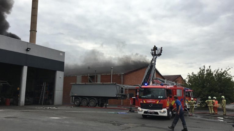 Mogelijk asbest vrijgekomen bij zware industriebrand in Gullegem