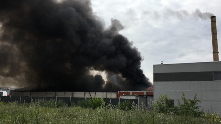 Mogelijk asbest vrijgekomen bij zware industriebrand in Gullegem