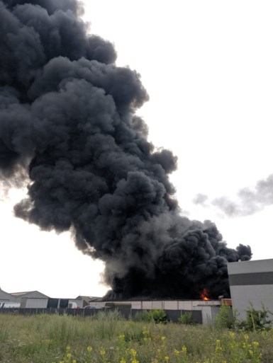 Mogelijk asbest vrijgekomen bij zware industriebrand in Gullegem