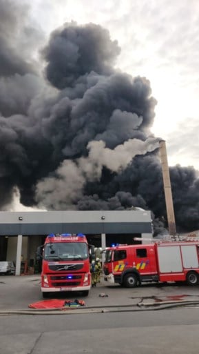 Mogelijk asbest vrijgekomen bij zware industriebrand in Gullegem