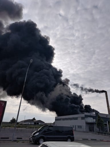 Mogelijk asbest vrijgekomen bij zware industriebrand in Gullegem