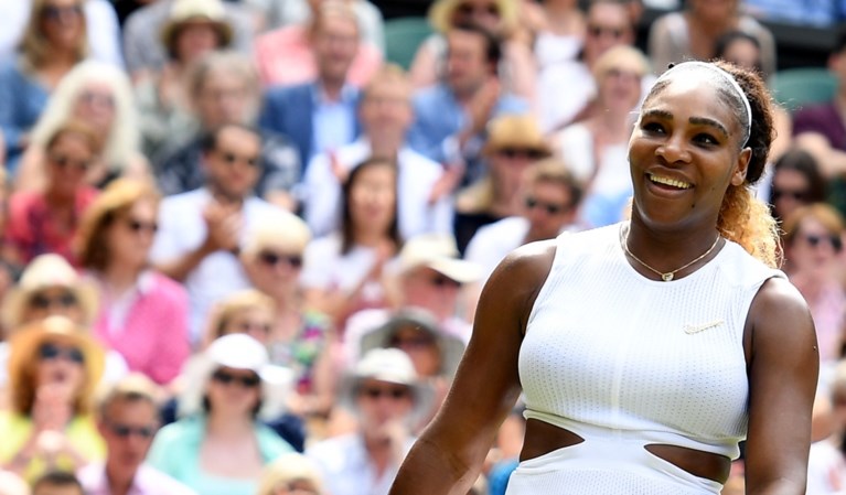 Serena Williams plaatst zich probleemloos voor vrouwenfinale op Wimbledon, daarin treft ze Simona Halep