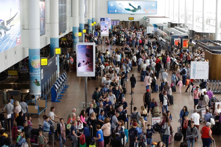 Problemen met bagagebanden op Zaventem opgelost, maar wel nog vertragingen: “We werken ons in het zweet met die zware valiezen”