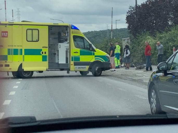 Autobestuurder (23) rijdt in op groepje fietsers: Pierre (55) sterft ter plaatse, ook vrouw betrokken bij ongeval
