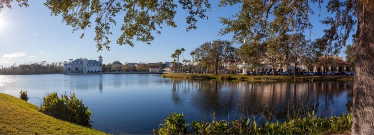 Misbruik, moord en “vijver des doods”: het donkere verleden van Disney’s perfecte stad