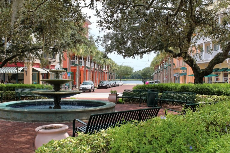 Misbruik, moord en “vijver des doods”: het donkere verleden van Disney’s perfecte stad