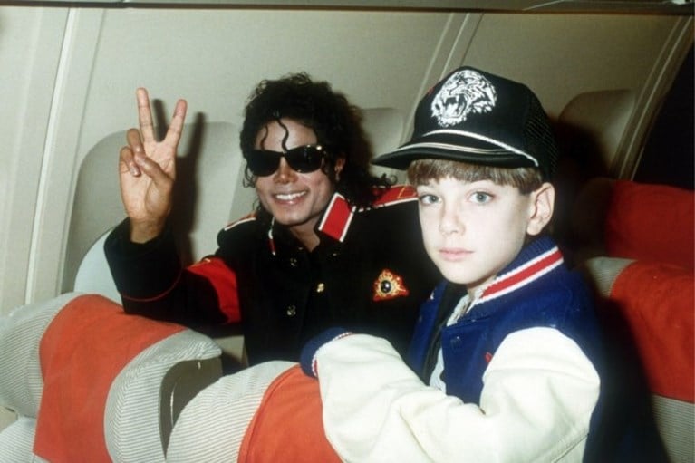 Fans klagen mannen die Michael Jackson beschuldigen van misbruik, aan: “Ik moest huilen en wilde overgeven toen ik het hoorde”