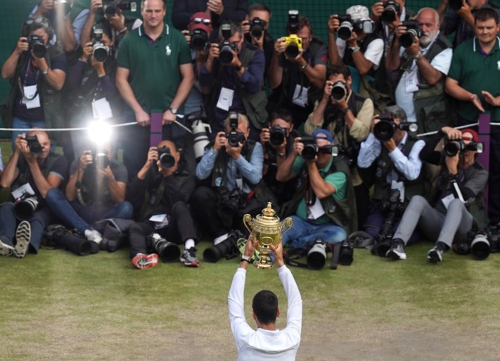 Novak Djokovic verlengt titel op Wimbledon na tiebreak en 12-12 (!) in vijfde set tegen Roger Federer: wat een finale...