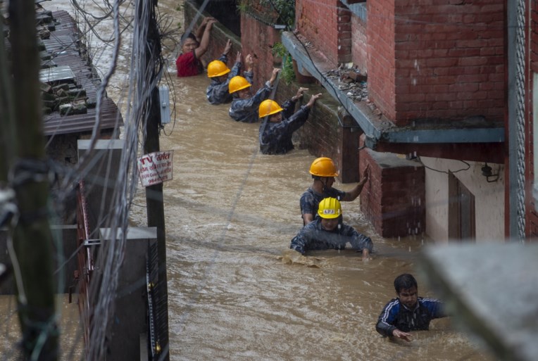 Dodentol door moessonregen in Nepal loopt op tot 65