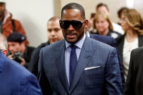Elf jaar geleden ging hij vrijuit omdat zij niet wilde getuigen, nu is vermeend slachtoffer klaar om R. Kelly aan de galg te praten