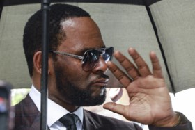 Elf jaar geleden ging hij vrijuit omdat zij niet wilde getuigen, nu is vermeend slachtoffer klaar om R. Kelly aan de galg te praten