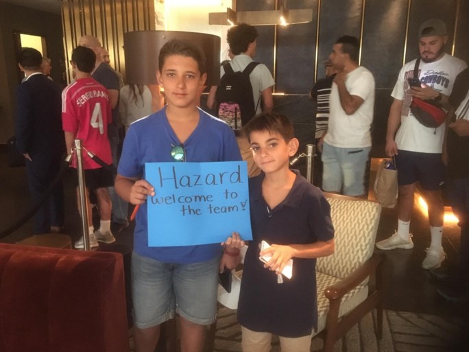 Eden Hazard meteen ontvangen door gillende fans bij eerste buitenlandse tour met Real Madrid