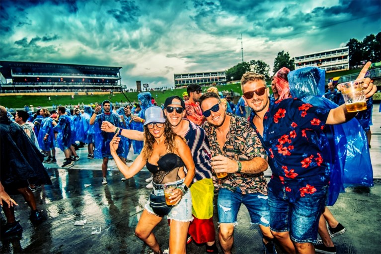 FOTO. Regen en hagel op Tomorrowland, maar feest gaat door