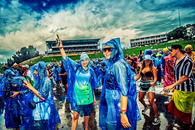 FOTO. Regen en hagel op Tomorrowland, maar feest gaat door