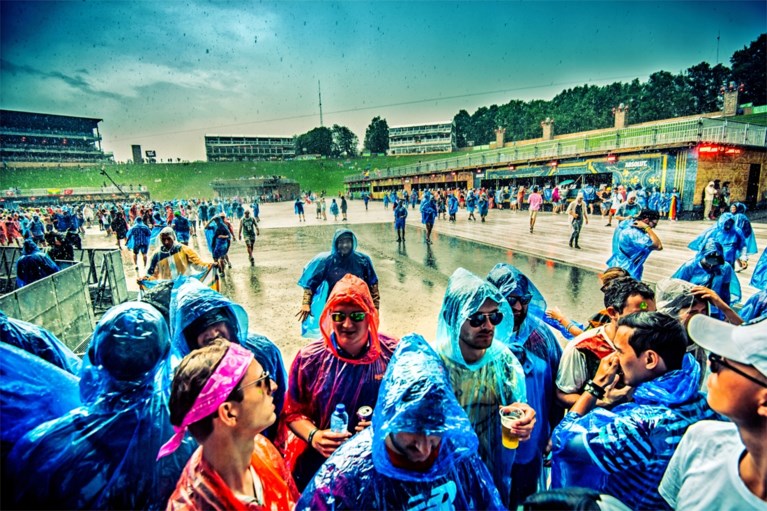 FOTO. Regen en hagel op Tomorrowland, maar feest gaat door