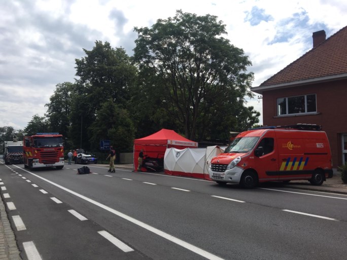 Wagen met vier jongeren knalt tegen verlichtingspaal: één dode