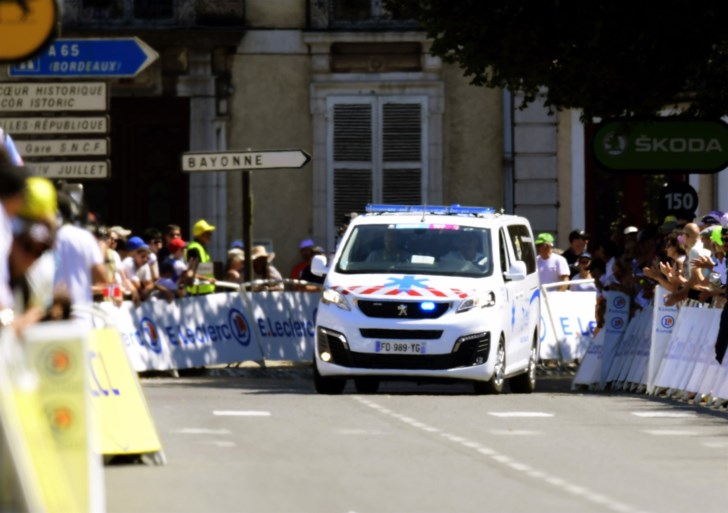 Wout van Aert kent verdict na zware valpartij in Tour: “Waarschijnlijk twee maanden langs de kant, maar hopelijk gaat het sneller”